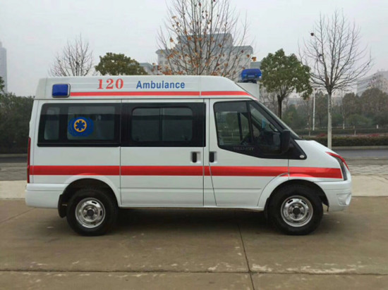 国六福特新世代V348短轴中顶救护车
